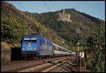 DB 101043-8 mit Werbung für DIN Normen fährt hier am 14.10.2003 an Burg Maus vorbei im Umleiterverkehr rechtsrheinisch um 16.19 Uhr mit einem Schweizer EC aus Interlaken in Richtung Koblenz.