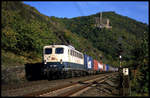   DB 140726-1 ist hier unterhalb der Burg Maus am 14.10.2003 um 15.26 Uhr auf der rechten Rheinstrecke mit einem Güterzug in Richtung Köln unterwegs.