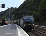 E-LOK 193 745 BEI DURCHFAHRT BAHNHOF BACHARACH MIT RHEINGOLD-ZUG  Am 21.8.2019 rauscht 193 745 mit Güterzug durch den Bahnhof BACHARACH...auf dem  Nebengleis der AKE-TEE  RHEINGOLD  nach Fahrt