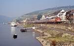 Etwas trockener sah die Uferpromenade in Rüdesheim am 12.8.1987 aus, als ein 601 als Alpen-See-Express nach Süden eilte.