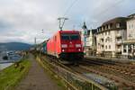 DB Cargo Bombardier Traxx 185 257-3 mit einen Mischer in Rüdesheim am Rhein am 26.11.22