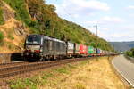 Deutschland 
Lok X4E 662 von MRCE zieht einem Containerzug in Kaub 
22/7/2023