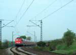 DB Cargo 140 528-1 mit dem CFN 62636 von Grlitz Industriebf nach Darmstadt Hbf, bei Erbach (Rheingau); 26.04.2008