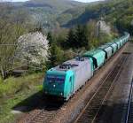 RBS Asset Finance Europe 185 608, vermietet an LTE, mit Sch�ttgutwagenzug am 10.04.11 auf der rechten Rheinstrecke in Osterspai in Richtung S�den.