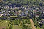 23.08.2013 Filsen, an der Rheinschleife bei Boppard: Ein Kesselwagen-Ganzzug drhnt durch den Ort. Aufgenommen vom Gedeonseck auf dem anderen Rheinufer