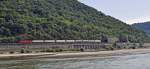 23.08.2013 Rostein-Tunnel (378/457 m), gegenber Oberwesel ; Ein etwas kurz geratener Ganzzug hat den Tunnel durch das Nordportal verlassen