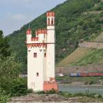 Der Bingener Museturm mit 2 x VIAS-ET als SE 25017 (Neuwied–Frankfurt [Main] Hbf) und 145 xxx mit DGS 47512 (Mannheim–Antwerpen) am 22.05.2012
