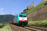 SNCB 2807 alias 186 199 mit Zug 42517 vor der Kulisse der Burg Ehrenfels bei Ruedesheim, 08.06.2016,