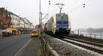 1216 950 von der Wiener-Lokalbahnen kommt aus Richtung Süden  mit einem Containerzug aus Budapest(H) nach Duisburg-Rheinhausen(D) und fährt durch Rüdesheim(am Rhein) in Richtung