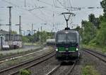 ELL 193 233 kommt mit Kesselwagen am Haken durch Roisdorf gen Sechtem am 1.5.2018