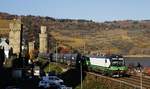 Die ELL-193 735 durchfährt am 16.11.2018 Oberwesel in Richtung Süden