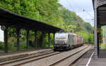 akiem 37016 kommt mit einem Güterzug aus Norden nach Süden  und kommt aus Richtung Köln,Bonn und fährt durch Rolandseck in Richtung Koblenz.