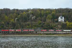 Die Elektrolokomotive 193 356 zog einen Trailerzug den Rhein entlang.