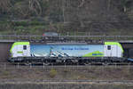 Die Elektrolokomotive 475 415-6 war Mitte April 2021 auf der linken Rheinstrecke bei Remagen zu sehen.