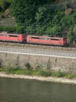 Zwei BR 151, die einen Kohlezug am Rhein in Richtung Wiesbaden ziehen.