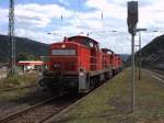 BR 294 746 und ihre 2 Schwestern warten auf den Zug, der sie berholen soll.