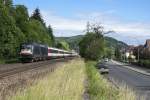 ES 64 FU - 070 mit ein SBB CFF FFS-RIC Wagen-garnitur passiert die Fotograf mit EC7 nach Chur bei Oberwinter.
Samstag 22 Juni 2013.