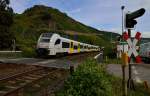 Der 460 008-6 kommt hier vor Boppard in Richtung Bingen an einem Feldwegbergang heran gefahren....der bei vielen Fotografen sehr beliebt ist.