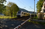 Einfahrt einer Doppeleinheit von MRB Triebwagen 460 011-0 und dem 460 005-2 in den Bahnhof von Trechtingshausen, die Garnitur ist auf dem Weg nach Köln Deutz Messe am Donnerstagmorgen den 5.Mai