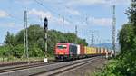 BRLL 185 595, vermietet an Crossrail, mit einem Containerzug auf der linken Rheinstrecke in Richtung Köln (Urmitz, 04.06.18).