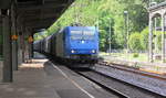 185 515-4 von Railtraxx kommt mit einem Coilzug aus Genk-Goederen(B) nach Linz-Voestalpine(A)  und kommt aus Richtung Aachen,Köln,Bonn und fährt durch Rolandseck in Richtung Koblenz.
