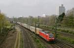 185 155-9 fährt am 06.04.2019 mit einem Containerzug am Kölner Mediapark vorbei