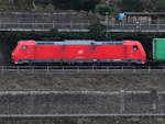 Die Elektrolokomotive 185 229-2 war Anfang April 2021 auf der linken Rheinstrecke bei Remagen zu sehen.