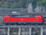 Die Elektrolokomotive 193 356 war Mitte April 2021 auf der linken Rheinstrecke bei Remagen zu sehen.