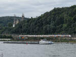 Ein RRX-Elektrotriebzugsduo (462 079 & 462 041) verlässt Anfang August 2021 Remagen und fährt den Rhein entlang.
