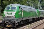 23.06.2026, 12:02 Uhr: 218 399-4 'K�bler Heavy Rail' war mit 2 Begleitwagen (9901 534-9, 9940 026-6) und 20achsigem Tragschnabelwagen (9964 002-6 CZ-KHR Uaai) auf H�he des Bf Br�hl (Rhld.) auf Gleis 1 in Fahrtrichtung Bonn unterwegs. 