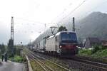 193 548 f�hrt mit einem KLV durch Brohl in Richtunng K�ln.