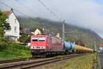 155 123 f�hrt mit einem leeren Kesselwagenzug durch Brohl in Richtung Koblenz.