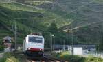 185 581-6 mit dem DGS 40069 (Antwerpen-Dam - Melzo, ca. 4 Stunden + und Class 66 DE6304 im Schlepp (kalt) in Oberwesel am 31.7.07