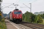 Die rote 185 596-4 von Crossrail zieht einen LKW-Zug durch Namedy Richtung Koblenz.