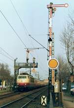 Ein  Muss-Motiv  bis Mitte der 1990er Jahre war die Formsignalkombination mit Signalbrücke in Bingen, hier mit 103 133 und IC am 14.3.1991.