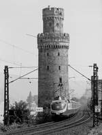 Nahaufnahme vom markanten Ochsenturm in Oberwesel mit 601 als Alpen-See-Express nordwärts (Juli 1985).