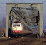 103 151 mit IC auf der nördlichen Rheinbrücke in Mainz (März 1988).