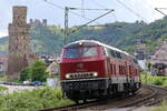 215 024 und 215 027 am 25.05.2024 in Oberwesel als Lokzug unterwegs nach Norden.