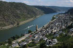 Rheinpanorama: Eine unbekannte 101 zieht ihren EC 8 durch Oberwesel. Bald ist leider Schluss mit den lokbespannten ECs im Mittelrheintal. (26.07.2025)