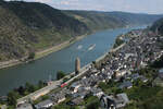 Rheinpanorama: Eine unbekannte 101 zieht ihren IC 2012 durch Oberwesel. (26.07.2025)