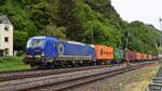 BRCE X4 E-878 (91 80 6193 878-6 D-DISPO), Mieter unbekannt, mit Containerzug auf der linken Rheinstrecke in Richtung Bingen (St. Goar-Fellen, 12.05.2026).