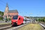 429 124 f�hrt gerade in Oberwesel wieder an auf seiner Fahrt nach Koblenz. Links sieht man die Liebfrauenkirche.

Oberwesel 20.06.2026