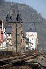 Den Abschlu der Altstadthuser bilden zwei alte, ehemalige Wehrtrme. Direkt davor verluft mitten durch Bacharach die KBS 471. (Aufgenommen im April 2009).