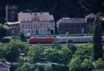 Modellbahncharakter: IC 2113 Hamburg–Stuttgart mit 101 auf dem Weg durchs Rheintal in Bacharach. (19. Mai 2009)