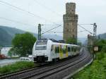 Die Mittelrheinbahn fhrt am 17.6.10 in Richtung Koblenz durch Oberwesel.