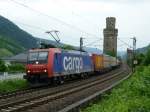 482-005 fhrt am 17.6.10 mit einem Containerwagenzug durch Oberwesel in Richtung Koblenz.