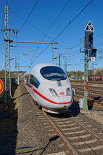 406 004 hatte am 06.04.2025 nur noch wenige Einsatztage vor sich. Als ICE 817 von Köln nach Frankfurt fuhr er in den Bahnhof von Montabaur ein.  