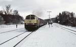 An einem Wintertag Anfang der 1990er Jahre verlässt 215 041-5 mit einem Nahverkehrszug Blankenheim (Wald).