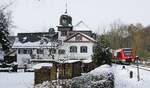 Kurz vor dem Haltepunkt Urft (Steinfeld) fährt der 620 019 am 28.02.2020 an der Urfter Mühle vorbei