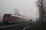 Aus nebligem Gegenlicht taucht 620 043, ein ehemaliger 622, als RB 24 im Bahnhof Satzvey auf (3.12.16).